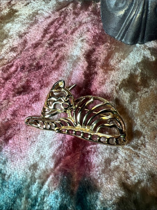 Vintage Jewelry - Vintage Gold Cat Brooch - Sculpted Cat Design